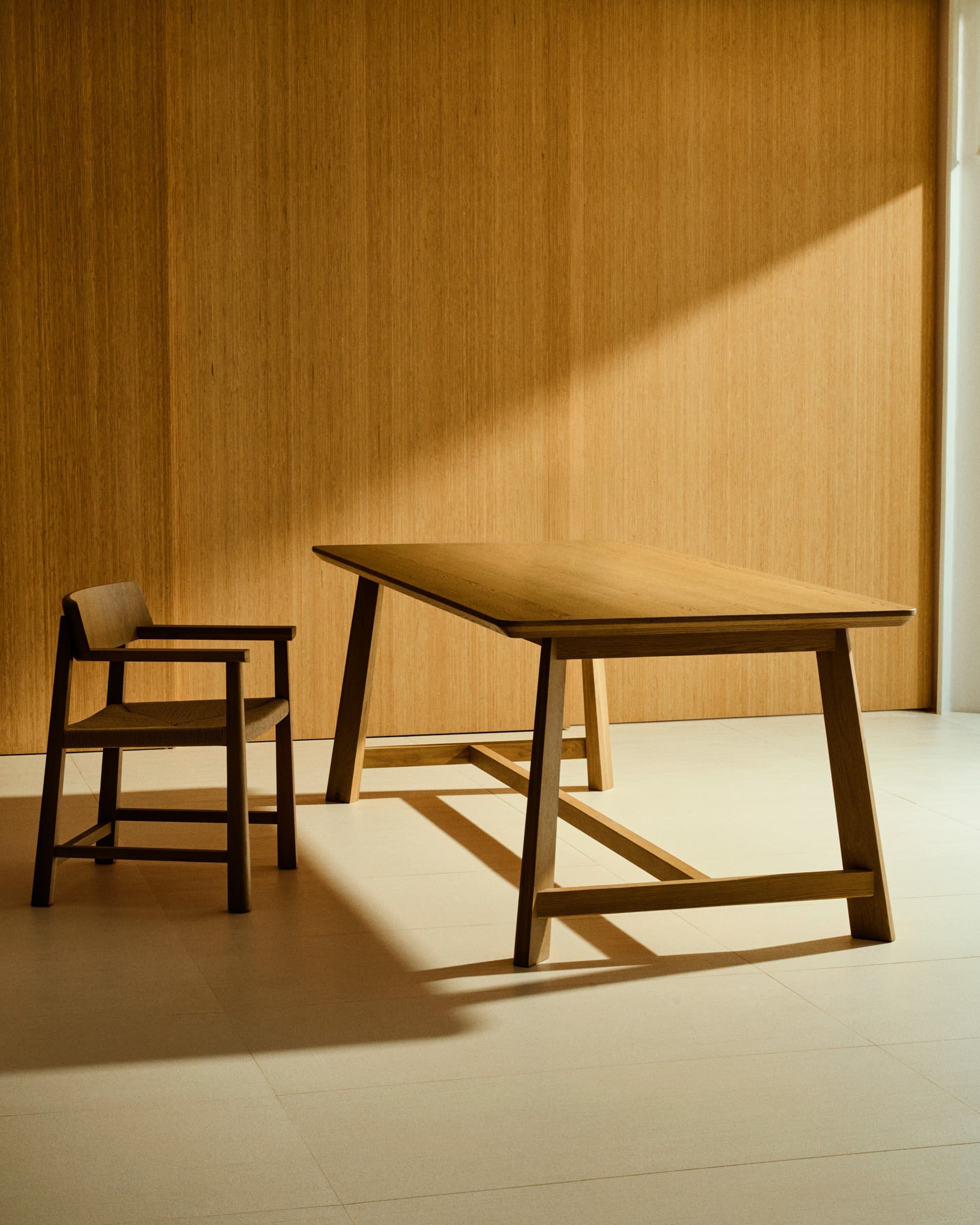 Japandi Stuhl aus Holz und Jute