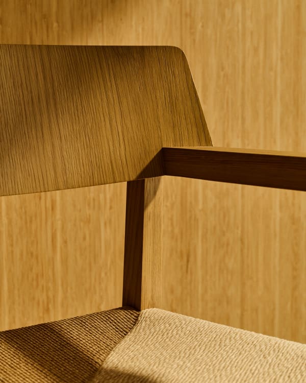Japandi Stuhl aus Holz und Jute