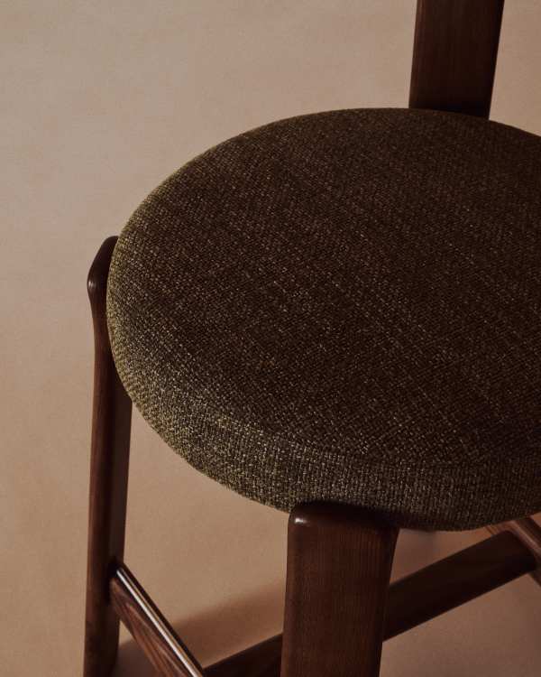 Japandi Hocker aus Walnussholz in Grünem