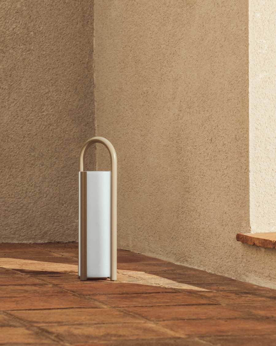 Japandi Tischlampe aus Polyethylen in Taupe – Groß & Tragbar