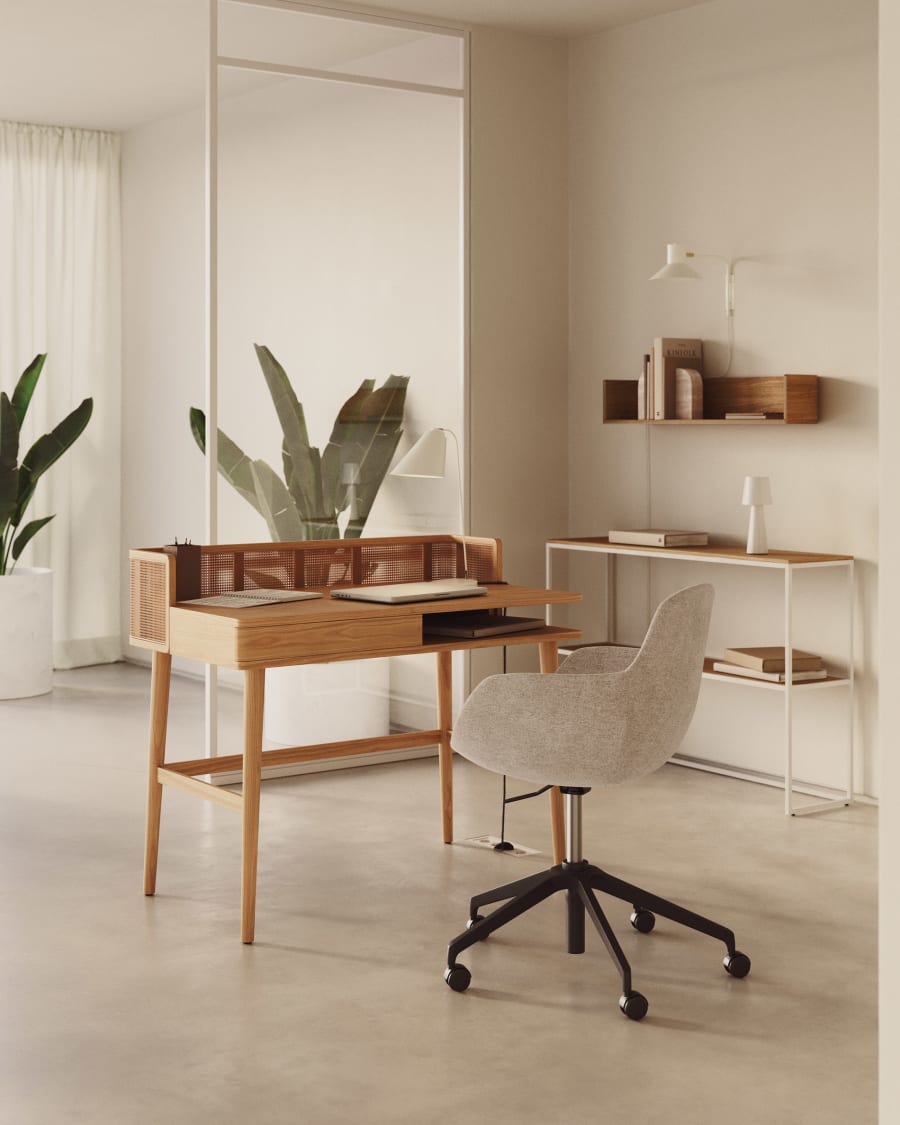 Japandi Schreibtisch aus Holz und Rattan