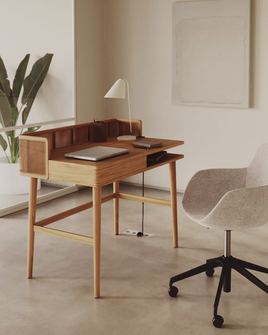 Japandi Schreibtisch aus Holz und Rattan