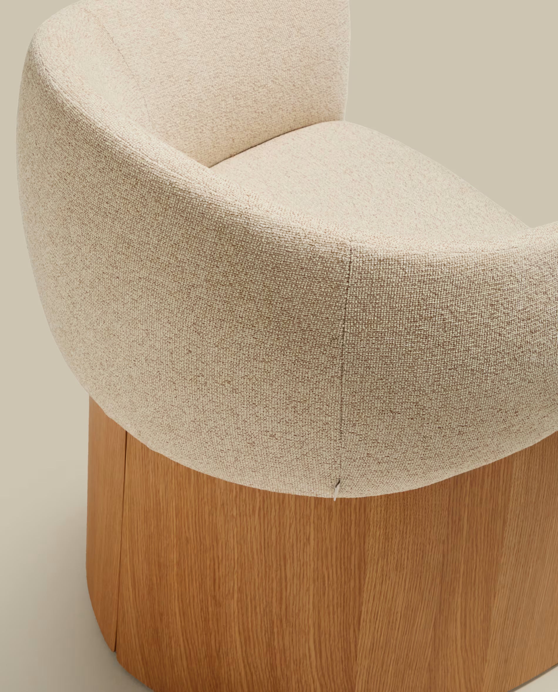 Japandi Stuhl Beige Chenille Eichenfurnier