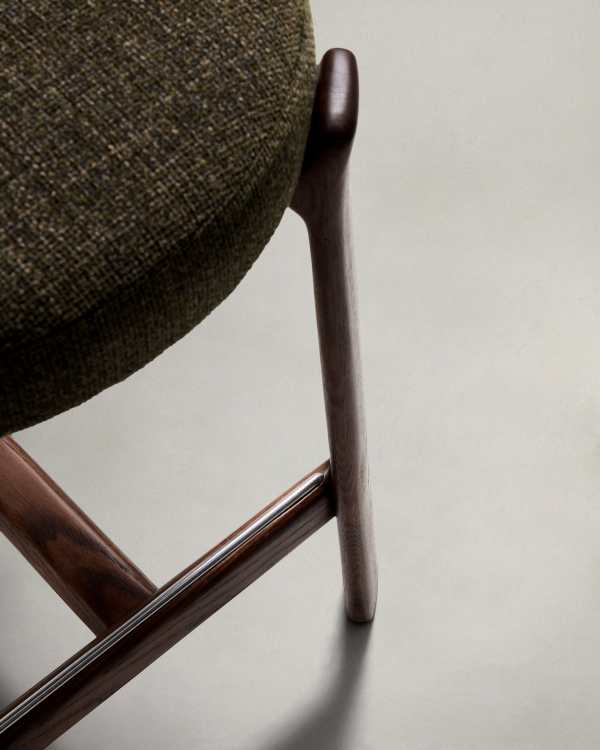 Japandi Hocker aus Walnussholz in Grünem