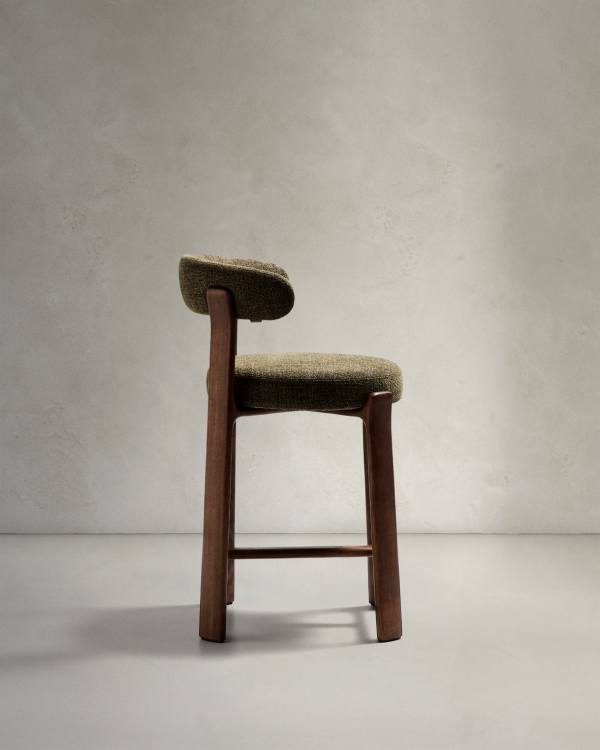 Japandi Hocker aus Walnussholz in Grünem