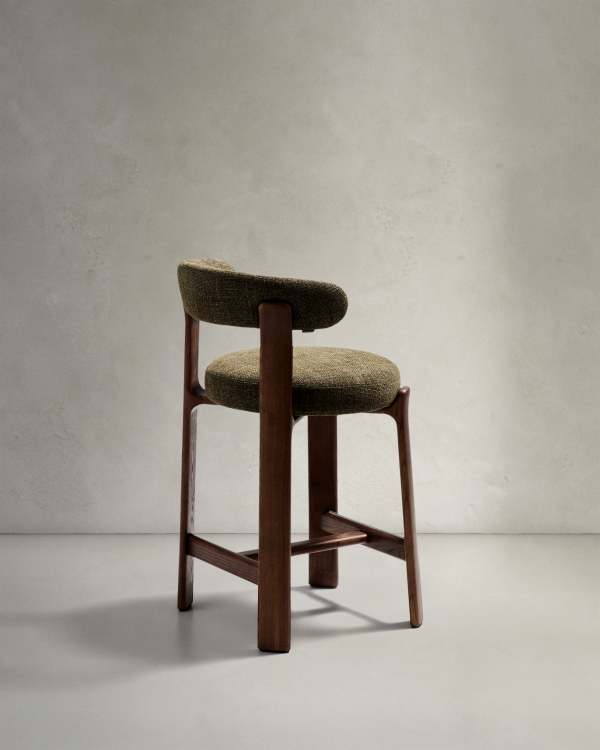 Japandi Hocker aus Walnussholz in Grünem