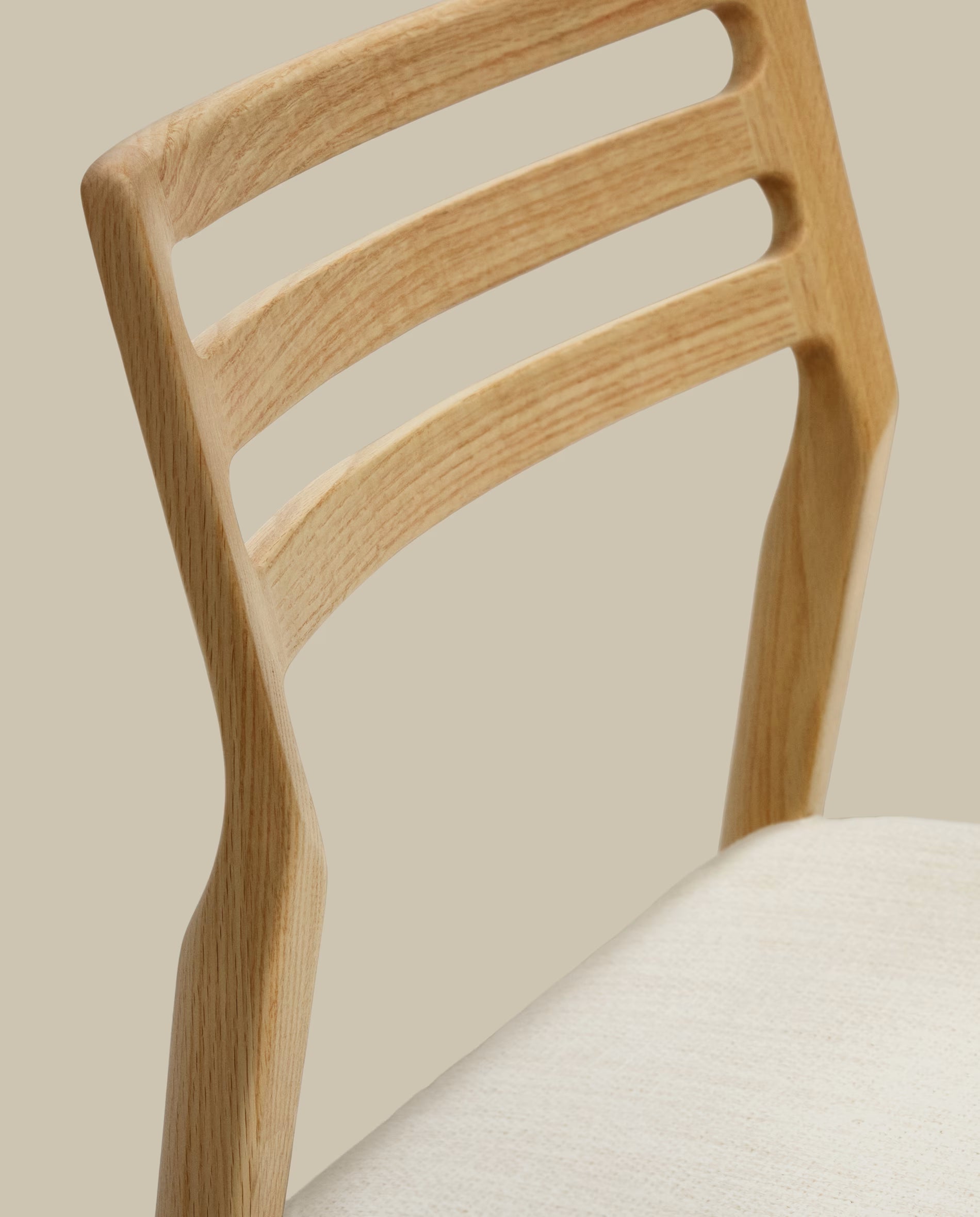 Japandi Stuhl Beige Chenille Eichenholz Natur
