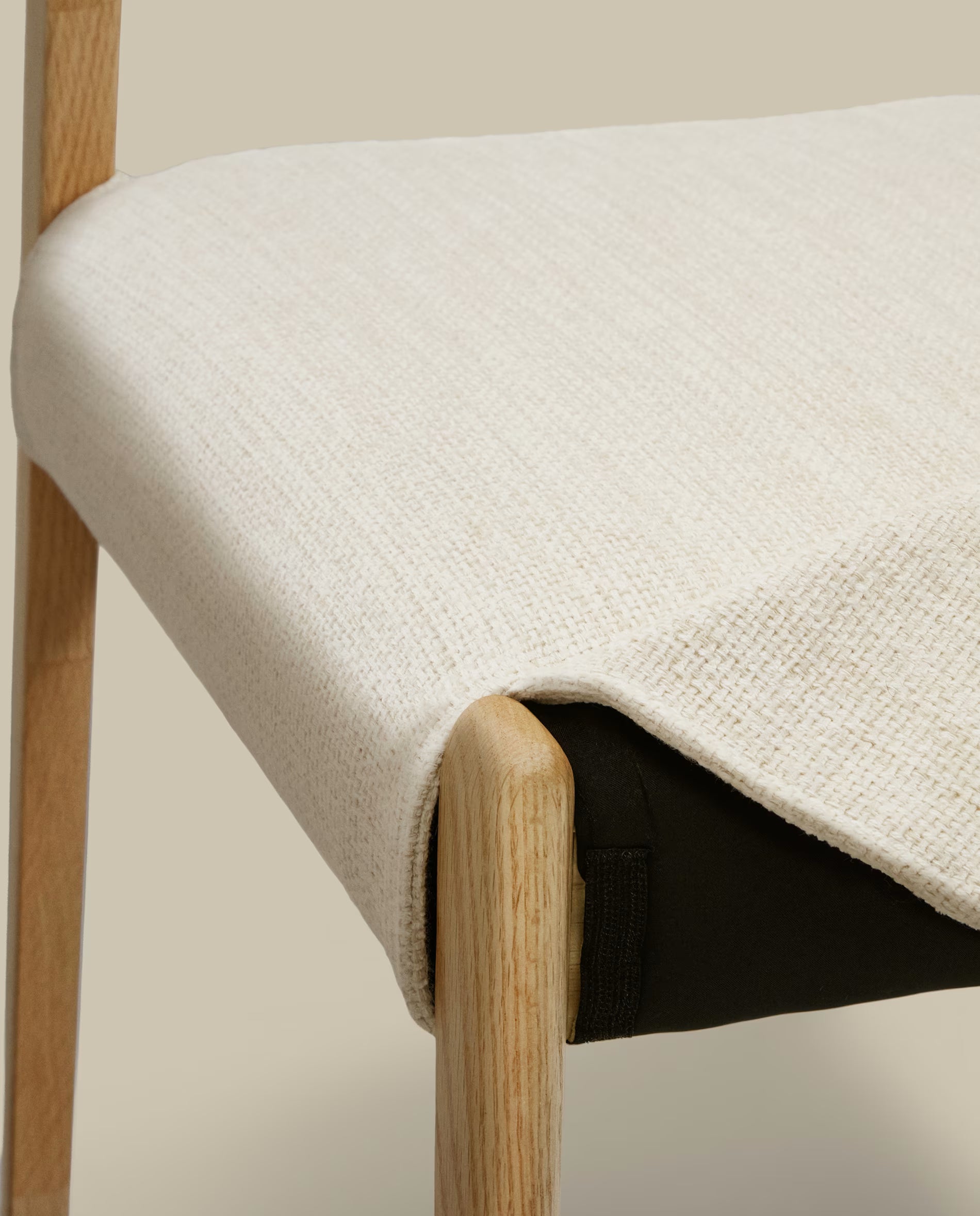 Japandi Stuhl Beige Chenille Eichenholz Natur