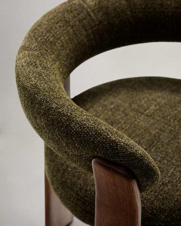 Grüner Chenille Sessel im Japandi-Stil mit Walnuss-Finish