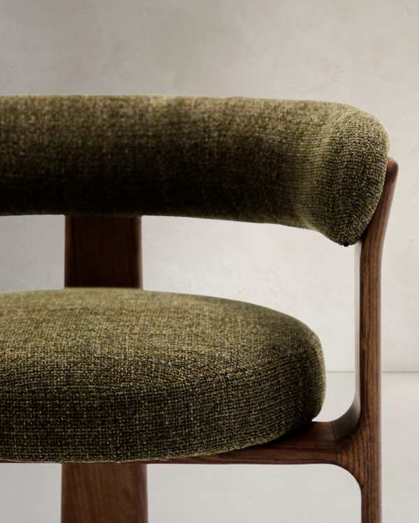 Grüner Chenille Sessel im Japandi-Stil mit Walnuss-Finish