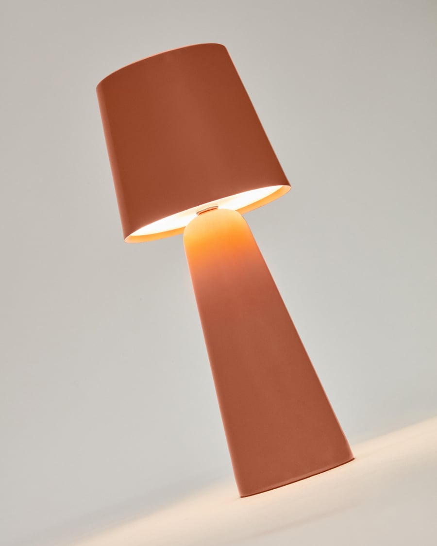 Kleine Japandi Tischlampe aus Metall in Terrakotta für Außen