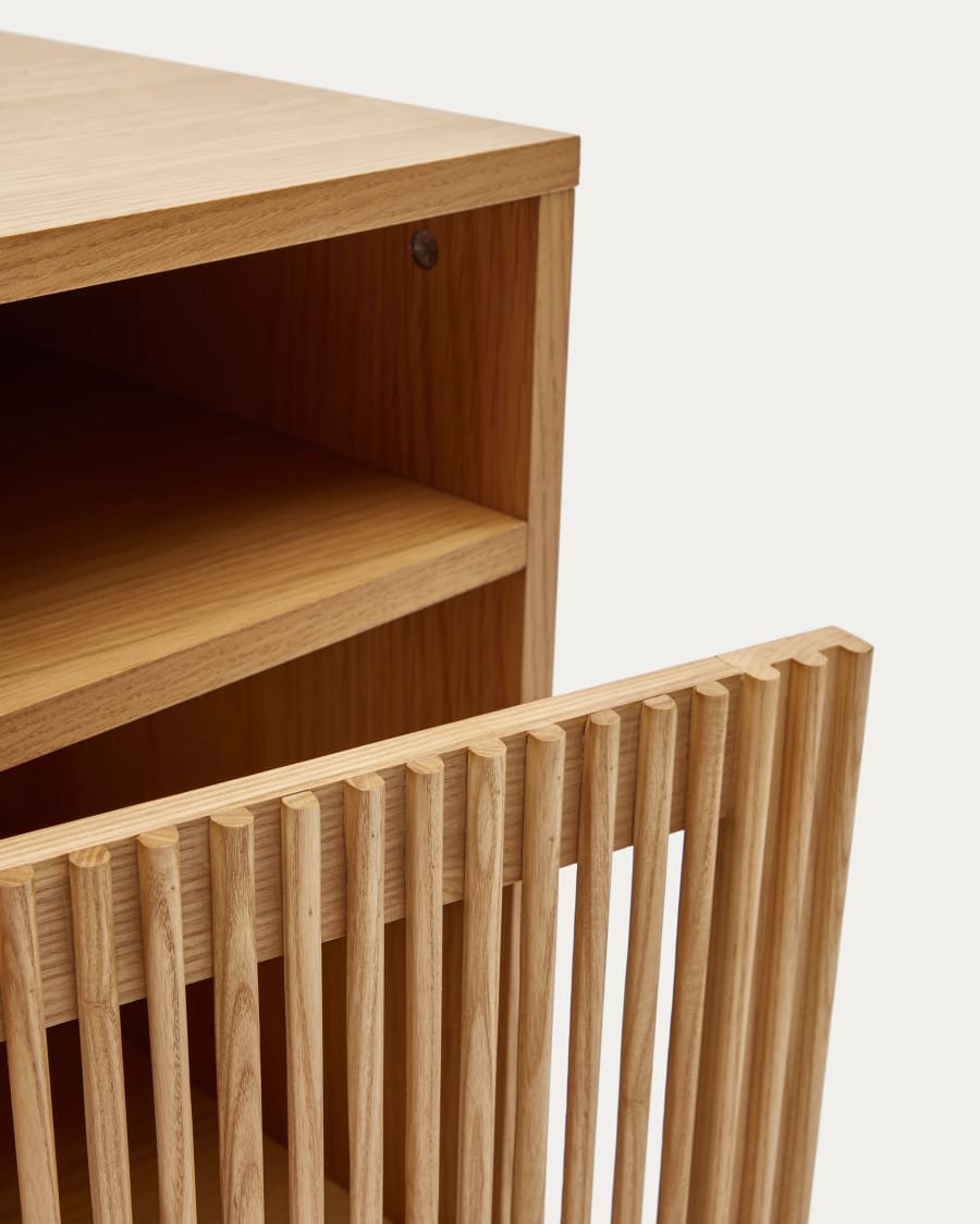 Japandi Nachttisch aus hellem Holz