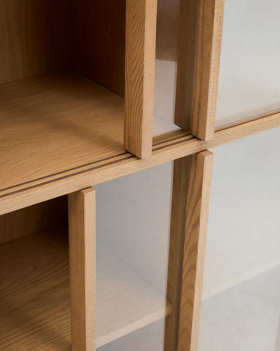 Japandi Vitrine aus Holz und Glas