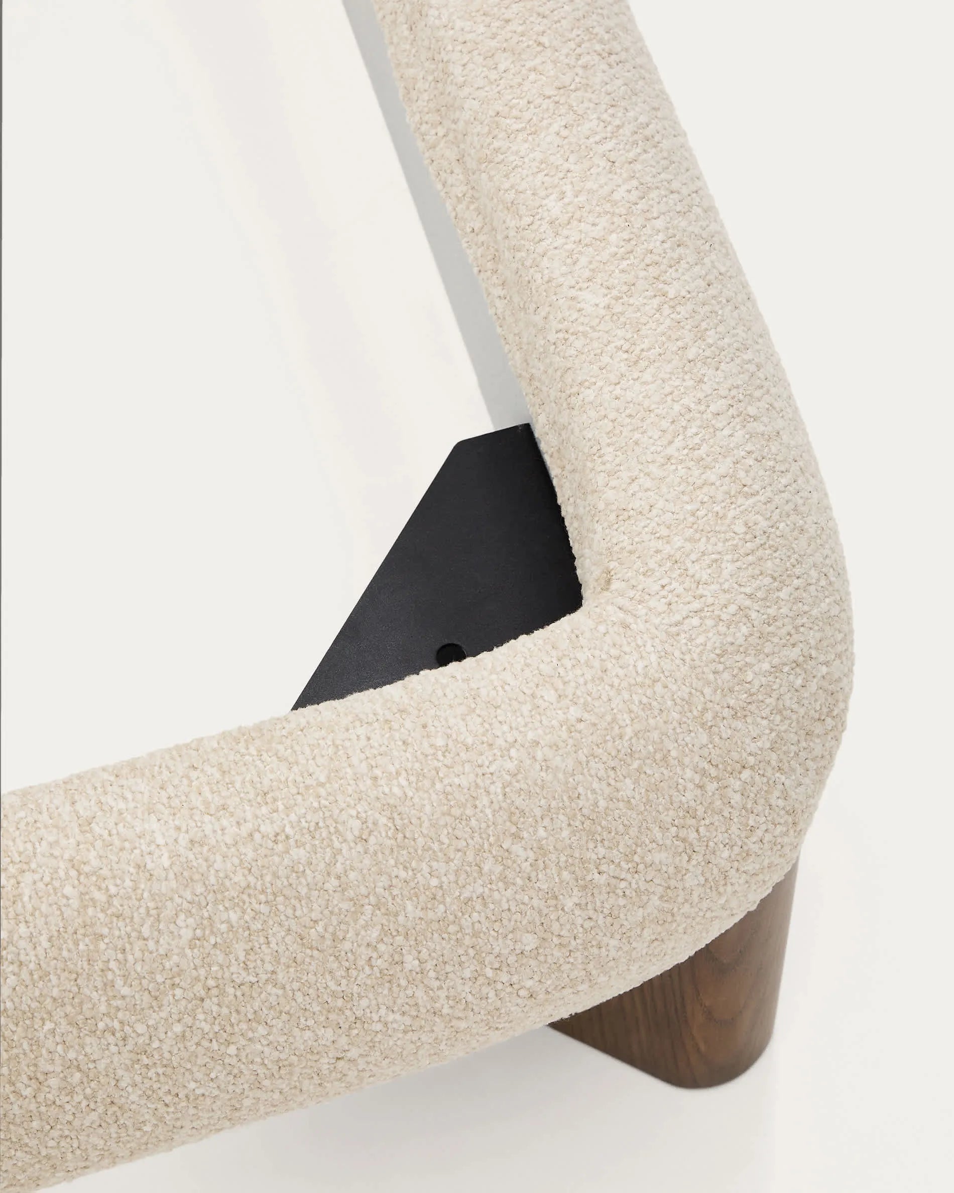 Ecru Bouclé Japandi Bett mit Walnuss-Beinen 180x200cm