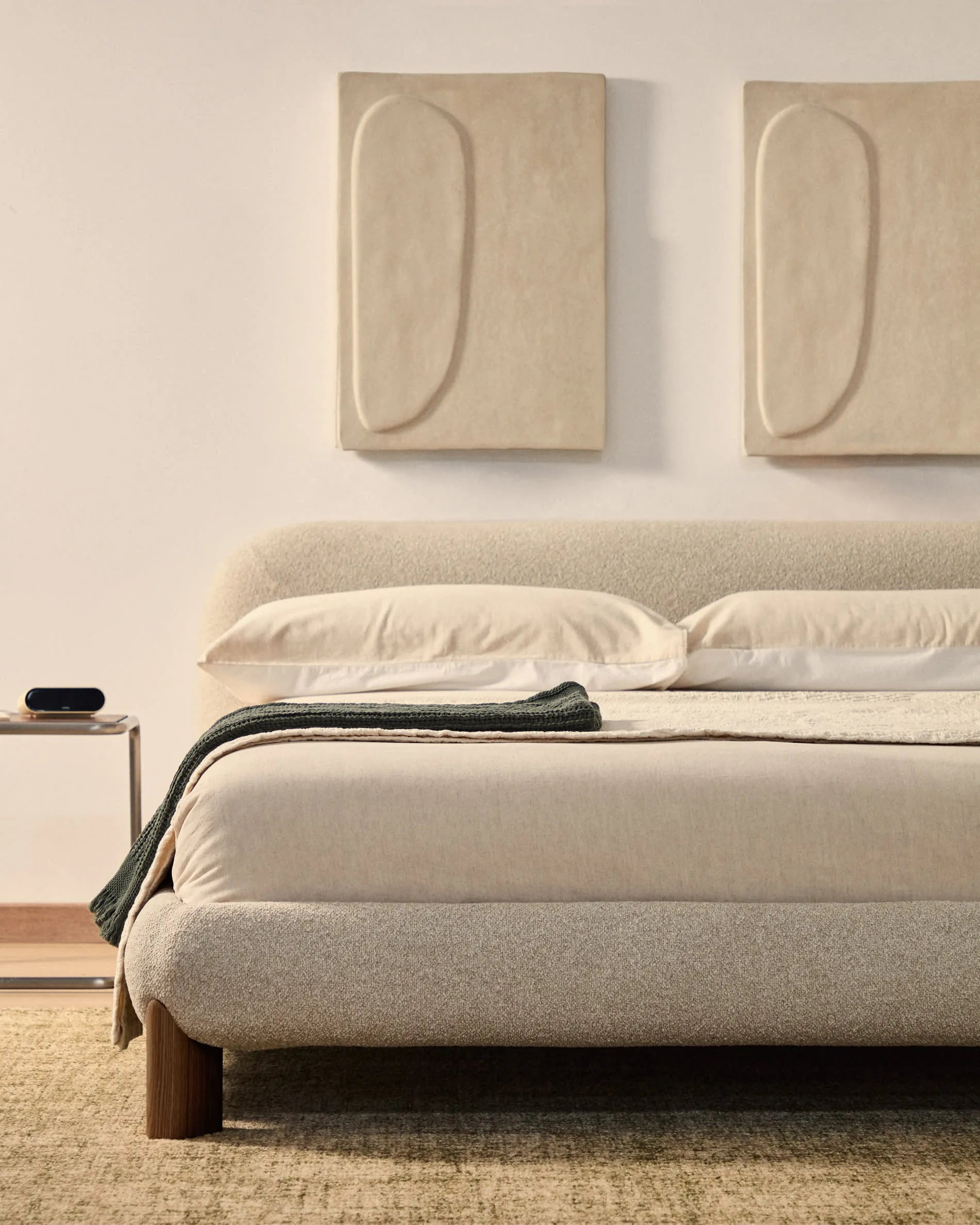 Ecru Bouclé Japandi Bett mit Walnuss-Beinen 180x200cm