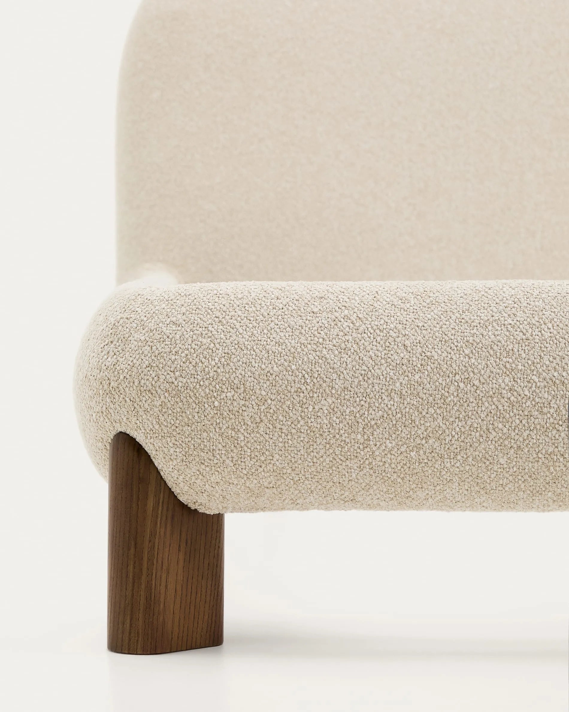 Ecru Bouclé Japandi Bett mit Walnuss-Beinen 180x200cm