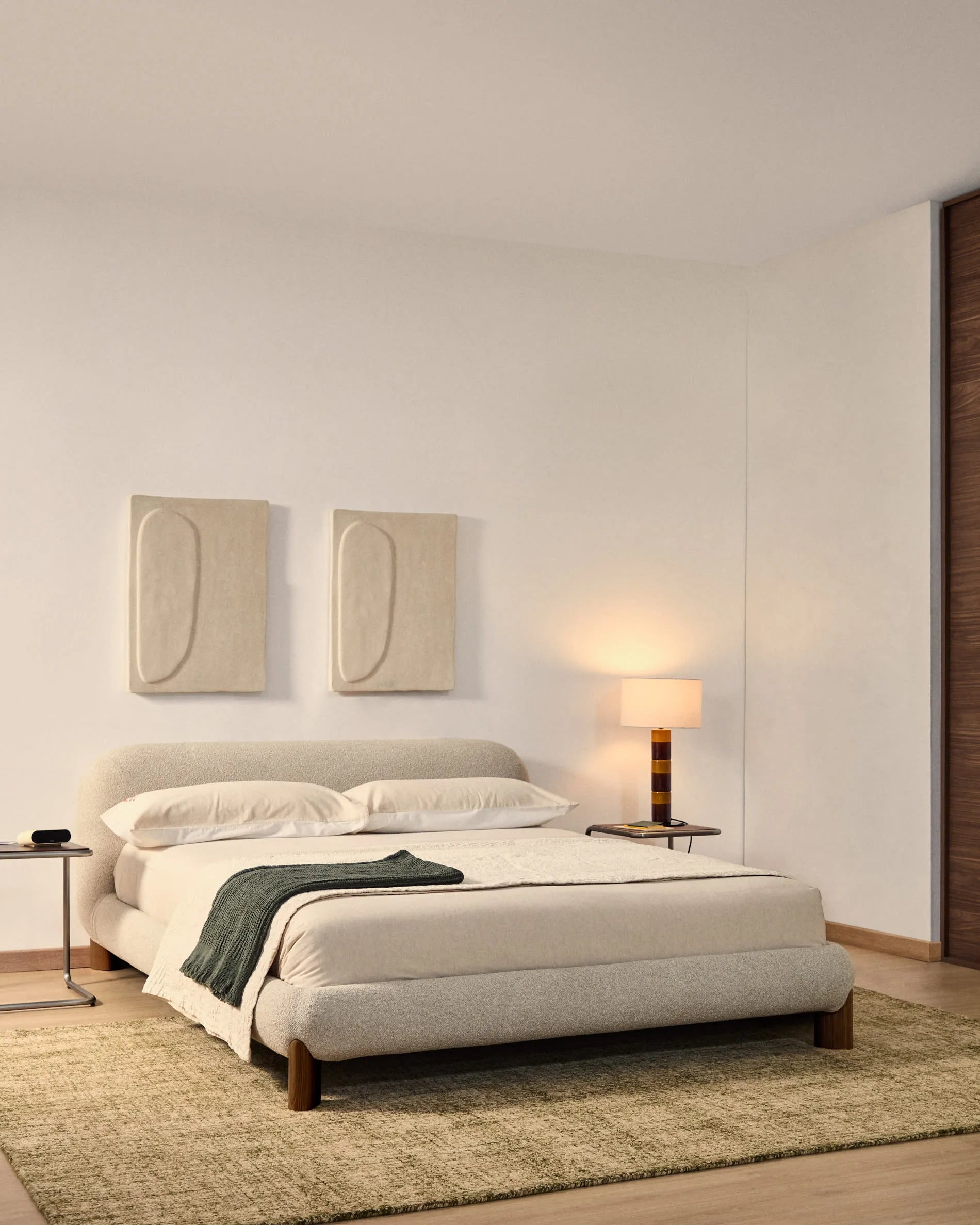 Ecru Bouclé Japandi Bett mit Walnuss-Beinen 180x200cm