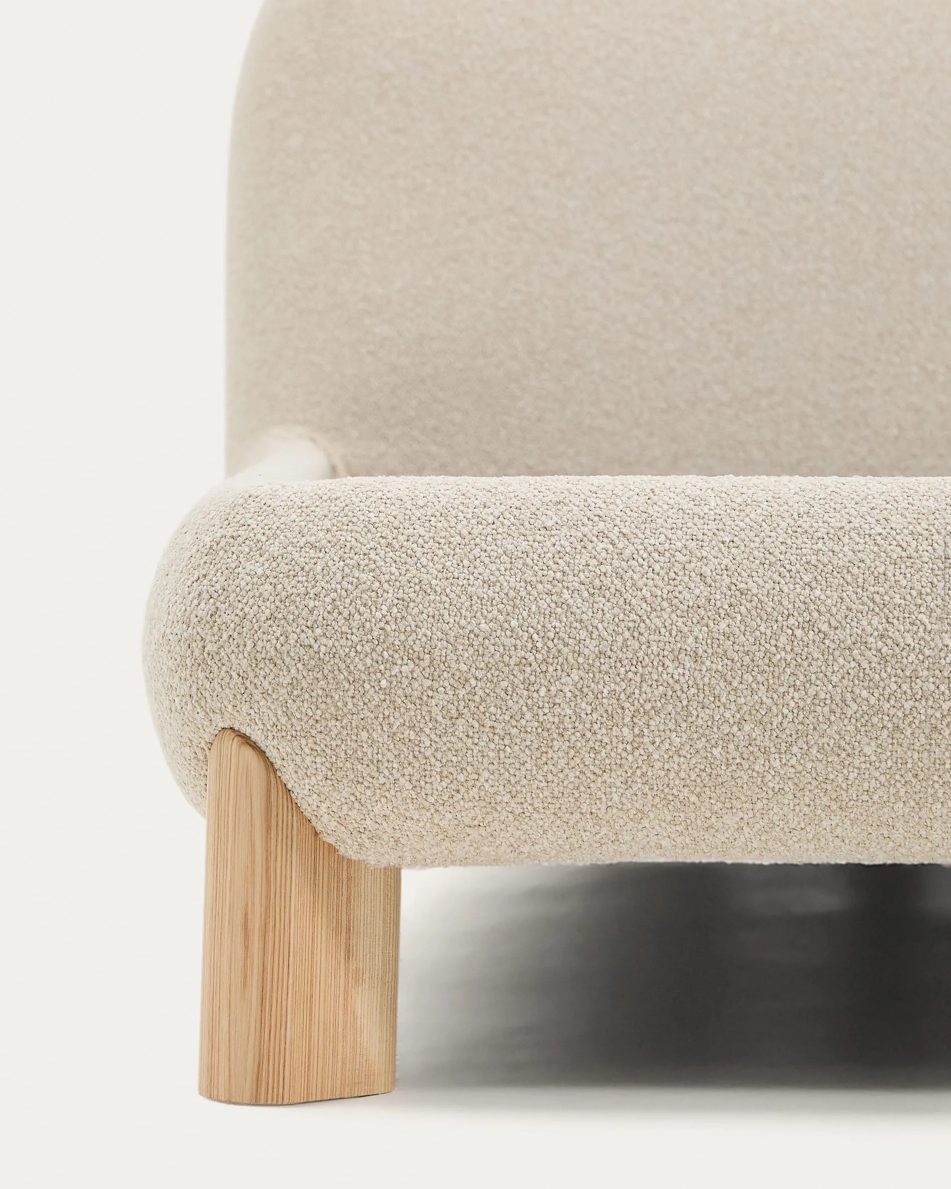 Ecru Bouclé Japandi Bett mit hellen Holzbeinen 180x200cm