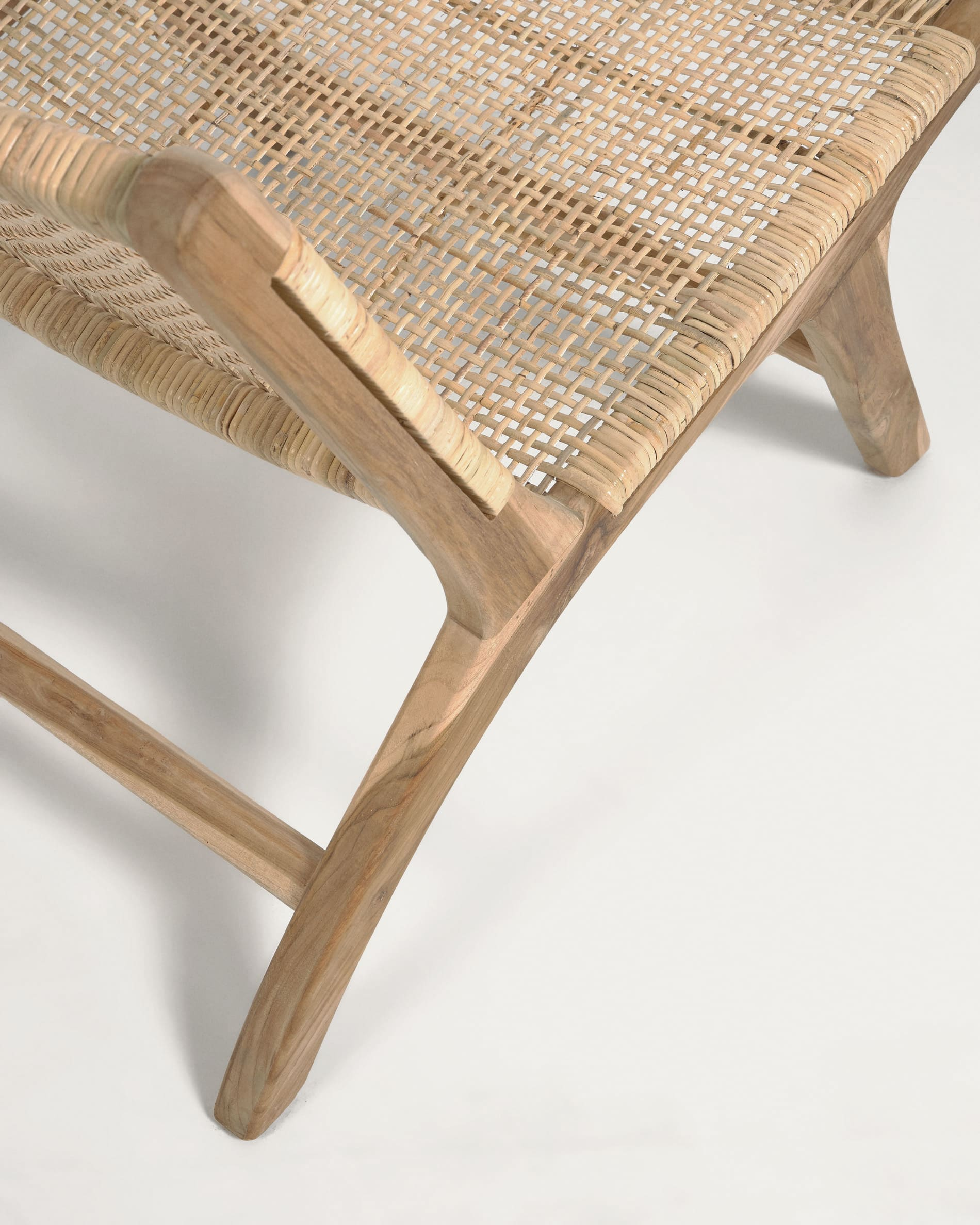 Japandi Sessel aus Holz und Rattan