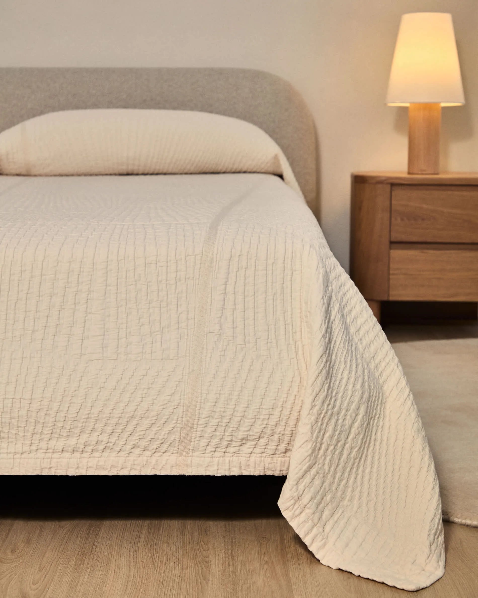 Ecru Bouclé Japandi Bett mit hellen Holzbeinen 180x200cm