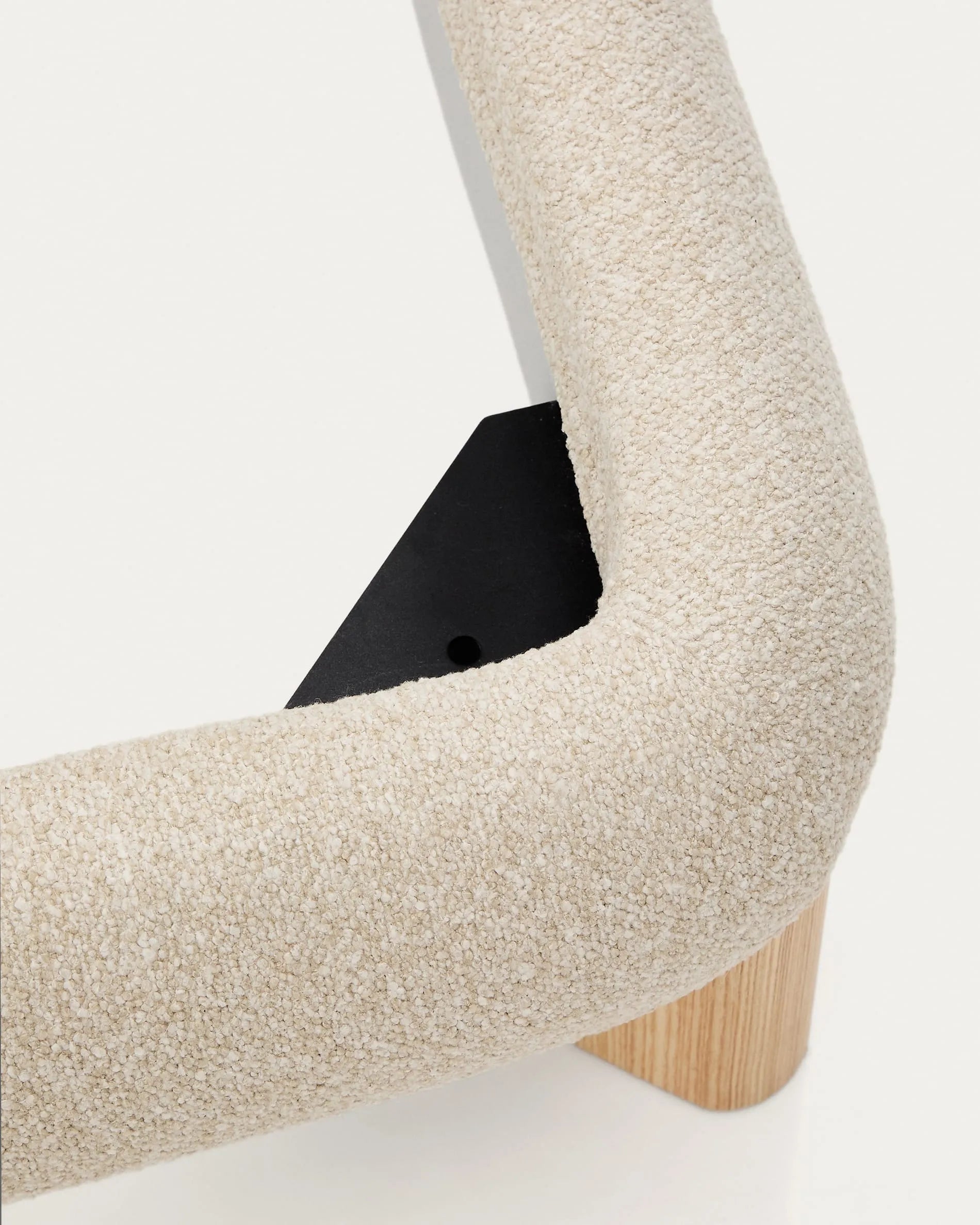 Ecru Bouclé Japandi Bett mit hellen Holzbeinen 180x200cm