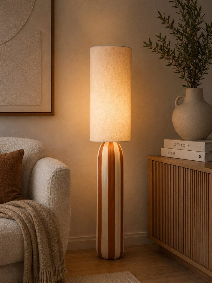 Japandi Stehlampe im skulpturalen Design