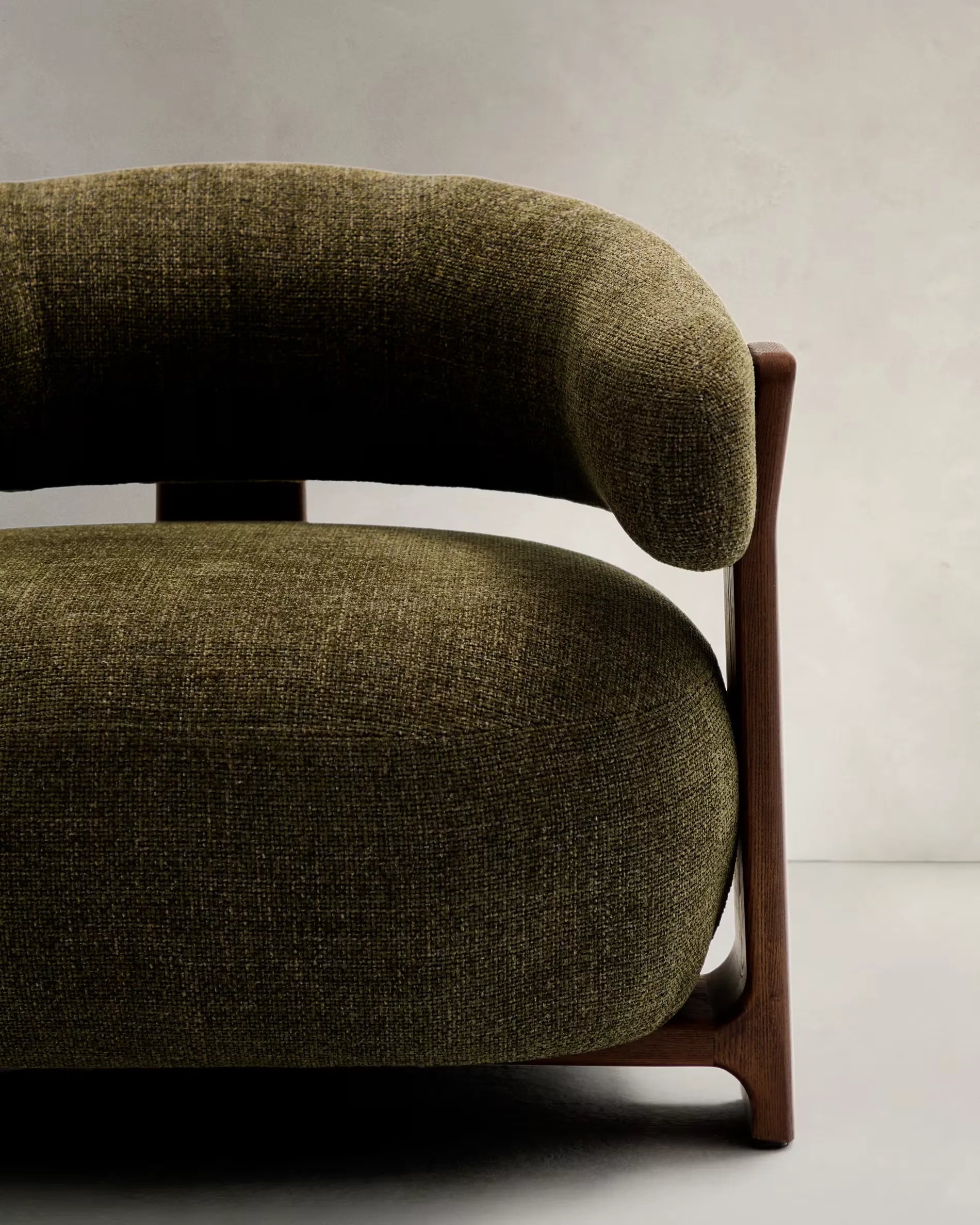 Grüner Chenille Sessel Japandi