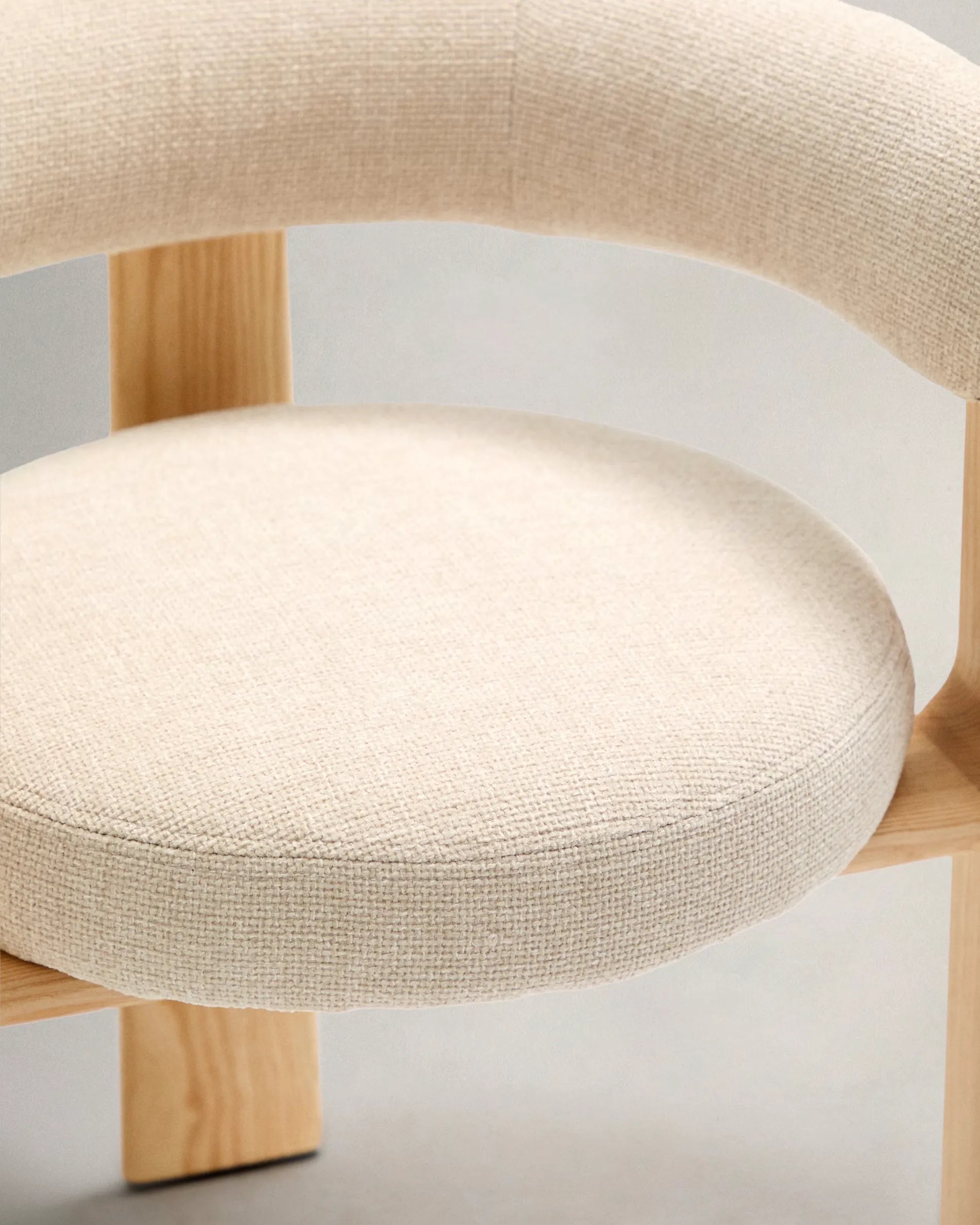 Beiger Chenille-Sessel im Japandi-Stil mit Naturfinish