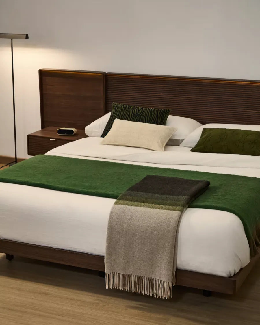 Japandi Bett aus Nussbaumfurnier mit Beistelltischen 180x200cm