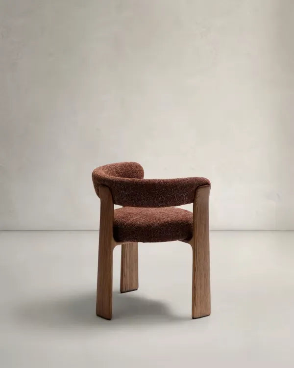 Brauner Chenille-Sessel im Japandi-Stil mit Walnuss-Finish
