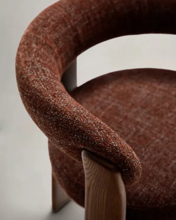 Brauner Chenille-Sessel im Japandi-Stil mit Walnuss-Finish