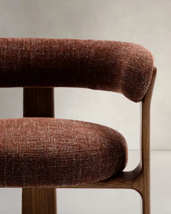 Brauner Chenille-Sessel im Japandi-Stil mit Walnuss-Finish